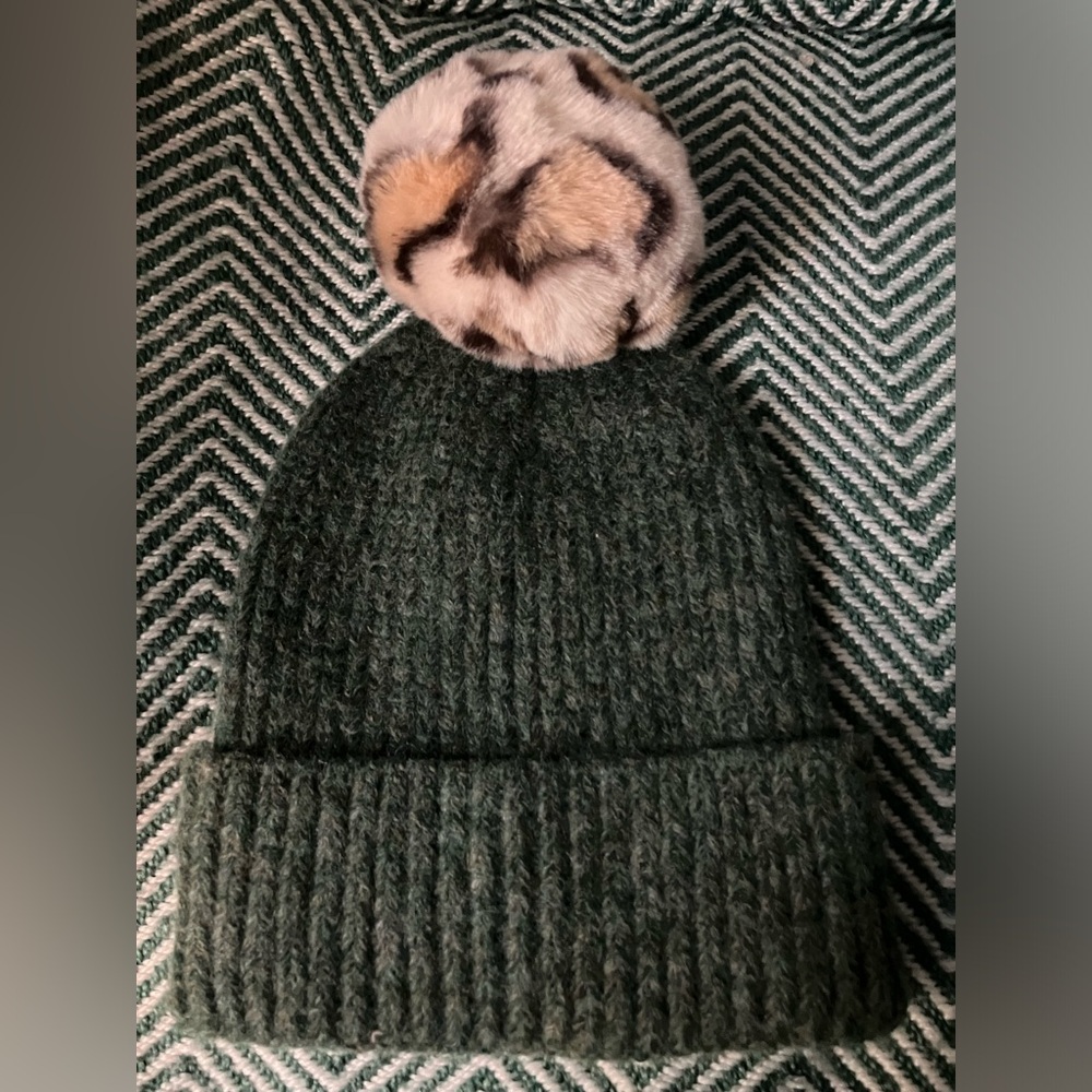 Anthropologie beanie hat in moss with removable pom in leopard EUC